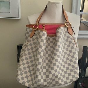 This is a nearly new Louis Vuitton delightful MM